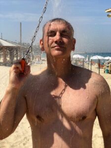 fitboy op het strand van tel aviv