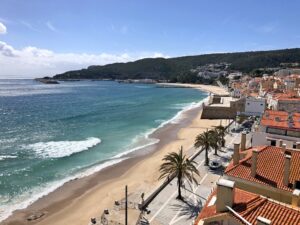 het stadje sesimbra ligt aan de atlantische oceaan, aan de zuidkant van de taag